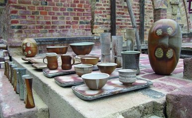 Diverse gebrannte Unikate: Vasen, Schalen, Tassen und Kunstobjekte